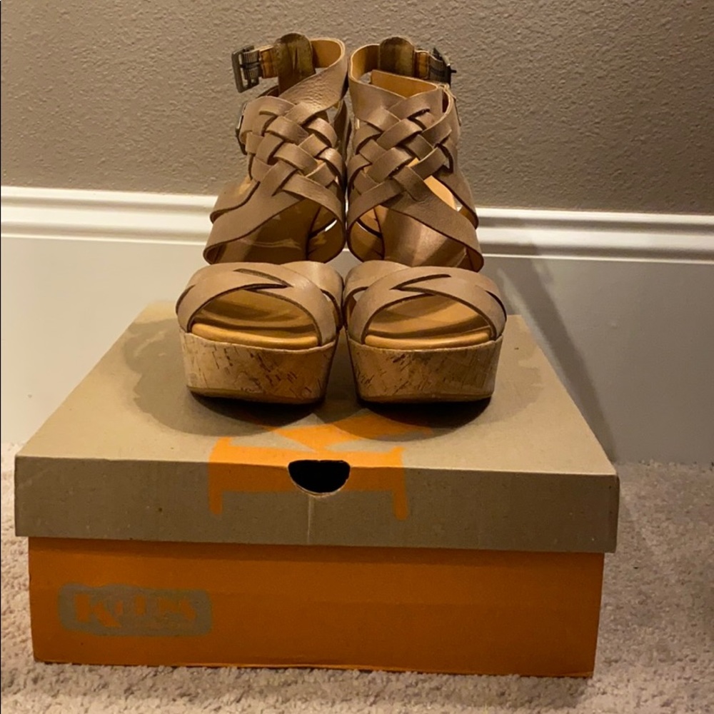 Korks tan leather wedges